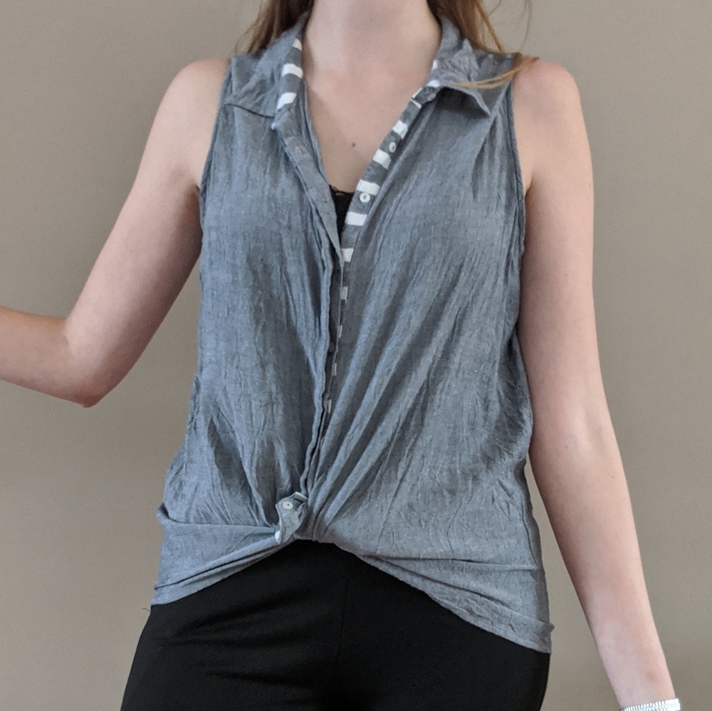 ☘️Jaclyn Smith gray button up vest